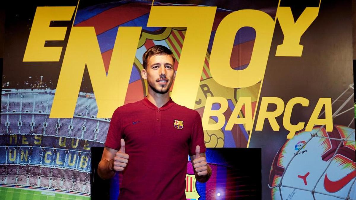 El defensa francés Clément Lenglet posa a su llegada a la tienda del Barcelona tras su fichaje procedente del Sevilla.