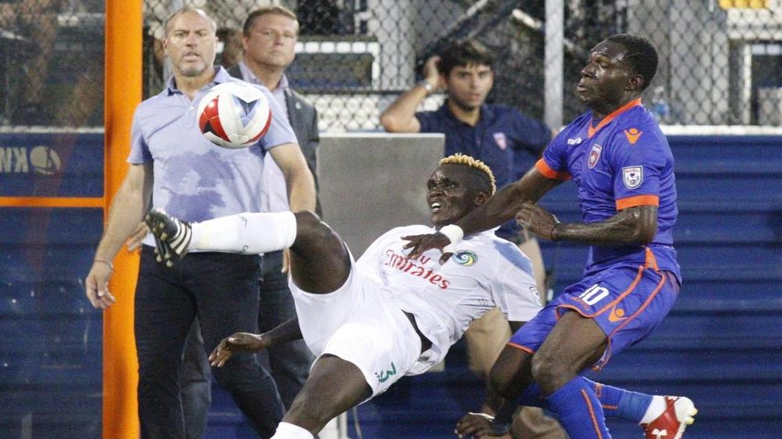El entrenador del Cosmos Giovanni Savarese (izq.) sigue una acción entre Kwadwo Poku (10), del Miami FC, y David Ochieng (3), del equipo de Nueva York, la noche del sábado 24 de junio del 2017 en el Riccardo Silva Stadium en Miami.