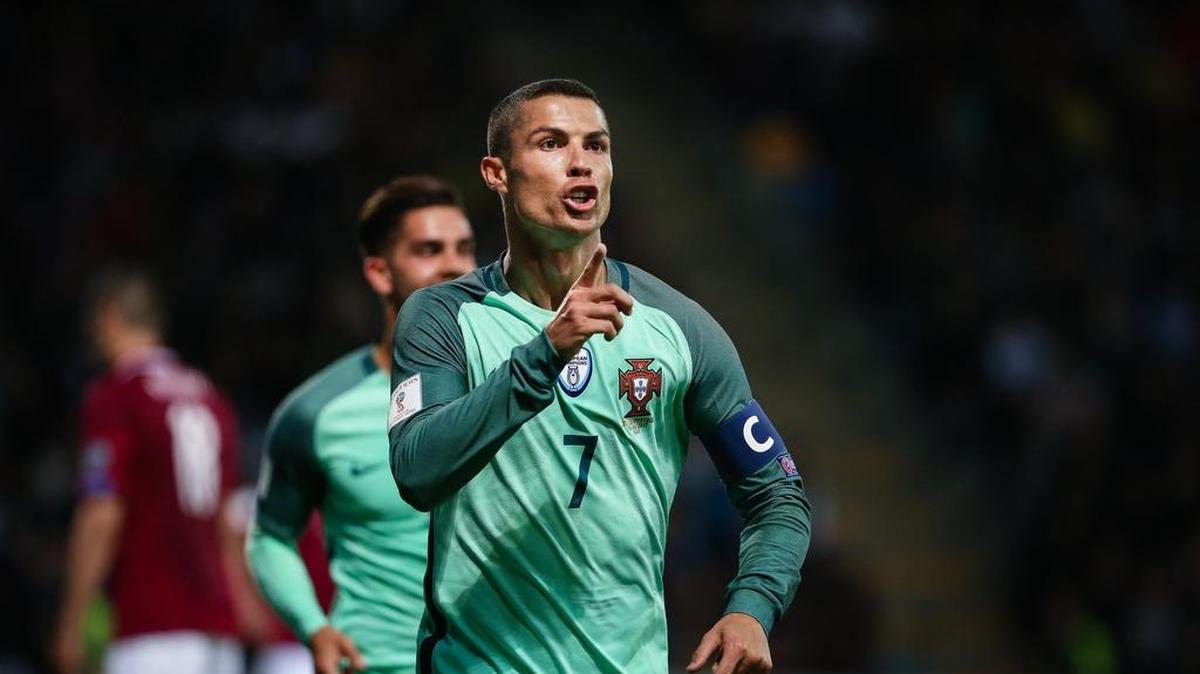 El goleador de Portugal Cristiano Ronaldo celebra tras anotar ante Letonia este viernes en Riga.