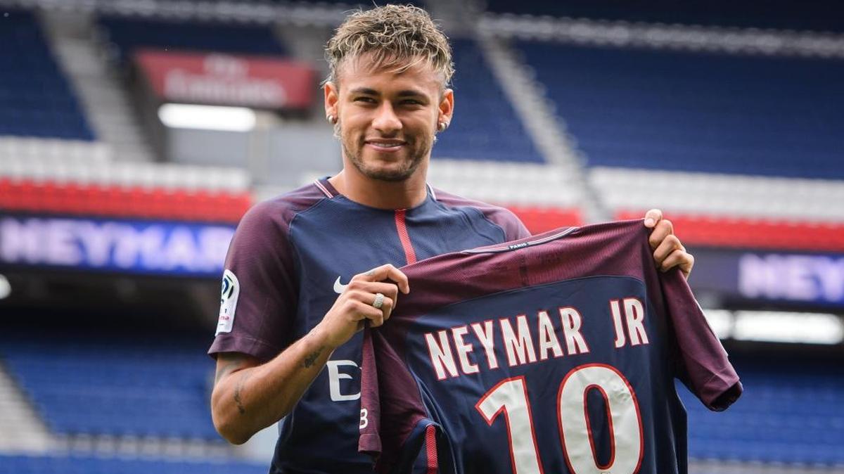 El delantero brasileño Neymar Jr posa para los fotógrafos durante su presentación como nuevo jugador del equipo francés Paris Saint-Germain en el estadio del Parque de los Príncipes en París, el 4 de agosto del 2017, donde anunció que ha fichado por el club galo para buscar "algo más grande" y "un nuevo desafío", pero negó que lo haya hecho para alcanzar un mayor protagonismo del que tenía en el Barcelona.