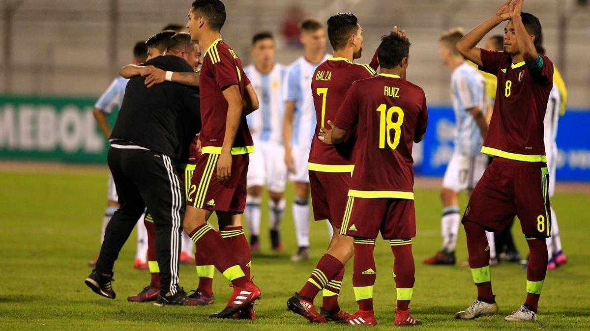 Los jugadores de Venezuela celebran su triunfo ante Argentina y su clasificación a la siguiente ronda, el viernes 27 de enero de 2017, durante un partido por el campeonato Sudamericano Sub-20, en Ibarra, Ecuador, clasificatoria para el mundial de la categoría.