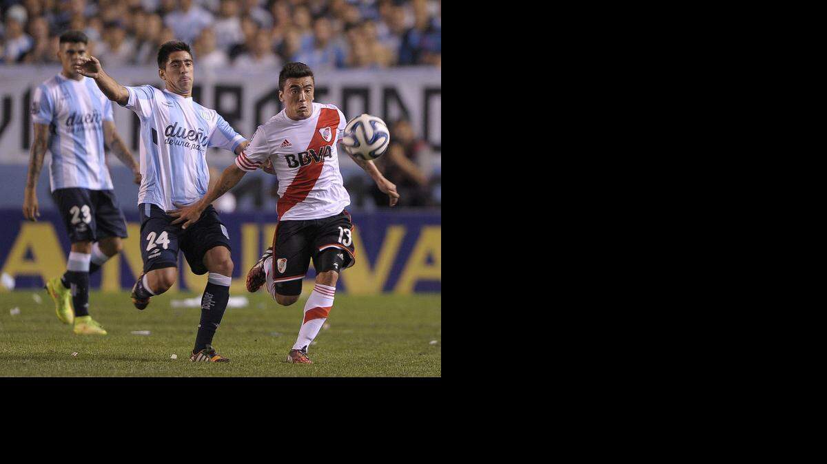 
Bruno Uribarri (der.), de River, y Gastón Díaz, del Racing, en el choque del 23 de noviembre pasado.

