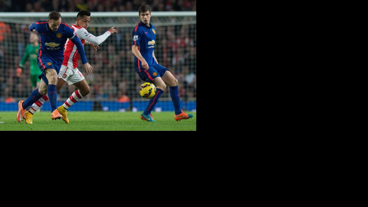 
Wayne Rooney, autor del gol del triunfo de Manchester United pugna con Alexis Sánchez, del Arsenal.


