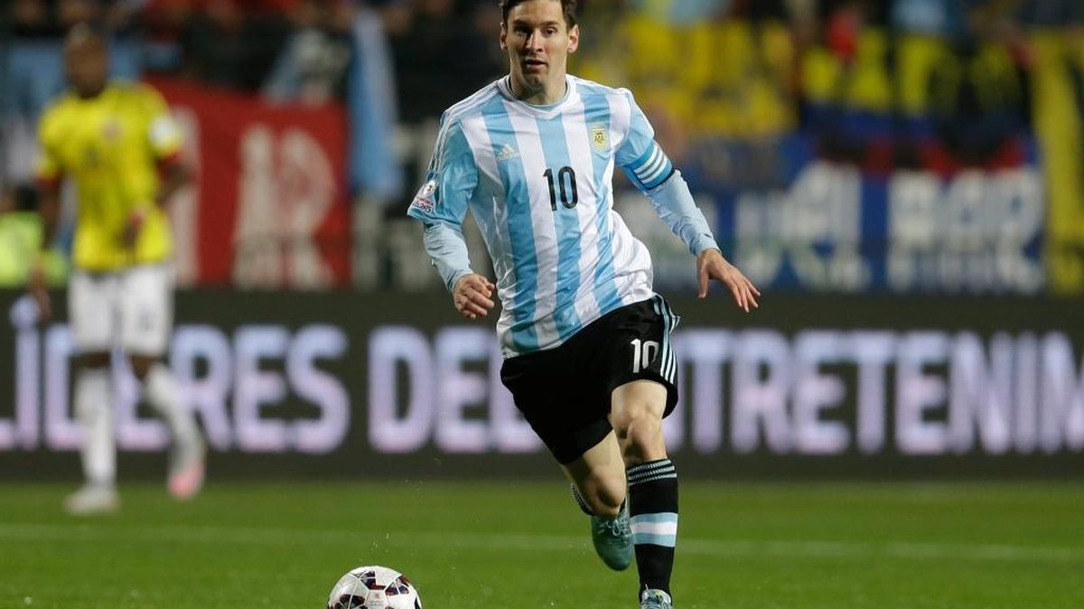 Lionel Messi corre con la pelota durante la Copa América 2015, en junio pasado. 