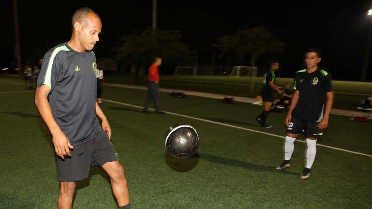 Los futbolistas cubanos Darío Suárez (der.) y Ariel Martínez (izq.), practican en el Kendall Soccer Park el jueves, 13 de agosto del 2015. Ariel y Dario junto a otros dos jugadores de la selección de fútbol de Cuba pidieron asilo durante la Copa Oro.