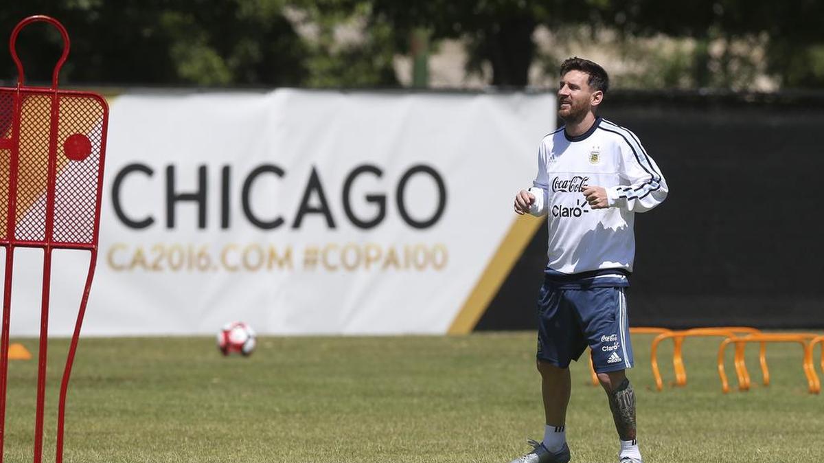 El jugador de la selección de Argentina Lionel Messi participa en un entrenamiento del equipo el miércoles 8 de junio de 2016, en las instalaciones de la Universidad de Illinois en Chicago.