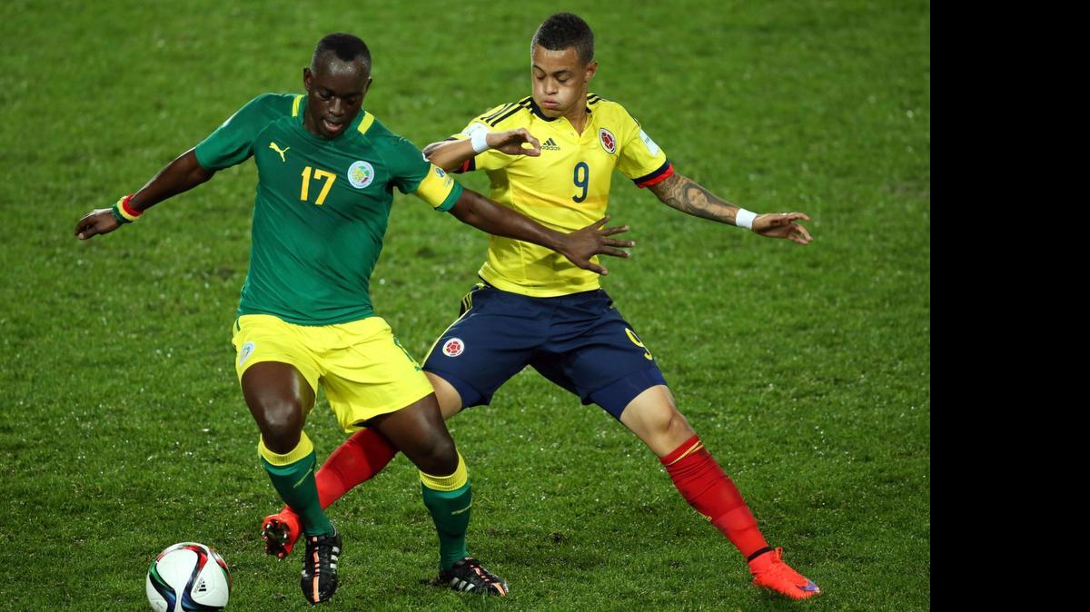 
El colombiano Joao Rodríguez (der.) intenta quitarle el balón al senegalés Roger Gomis, durante un partido por el Grupo C, el 3 de junio.

