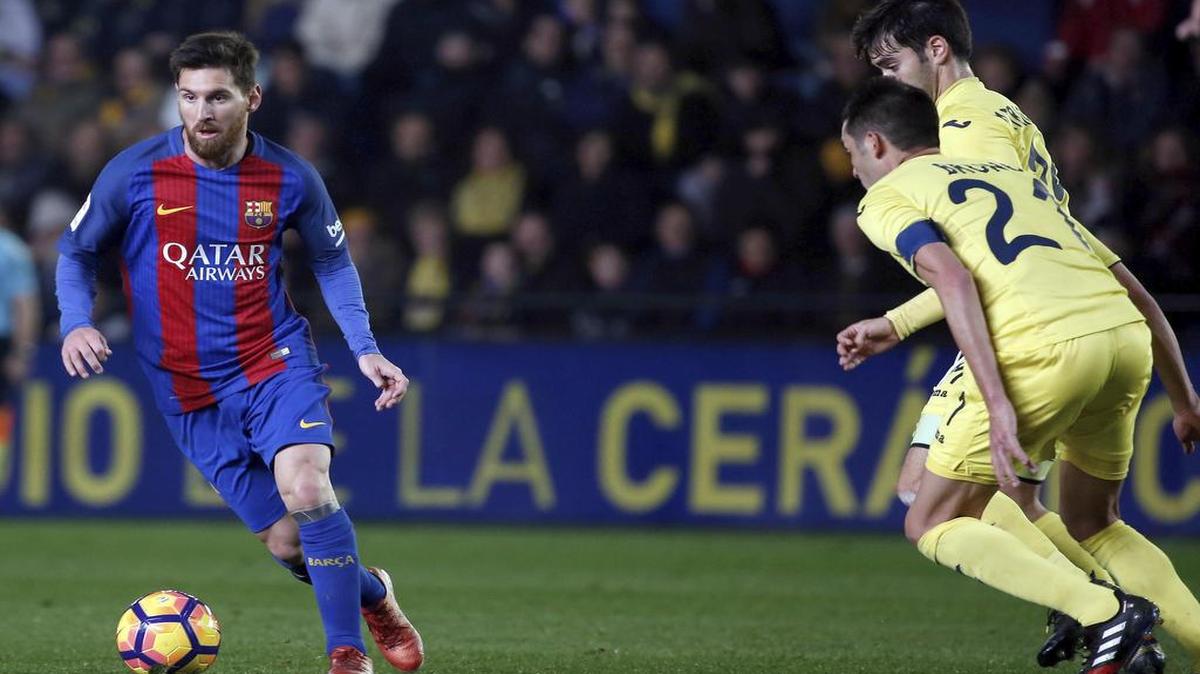 El delantero de Barcelona, Leo Messi (izq.) conduce el balón ante la marca de los jugadores del Villarreal, Jaume Costa (centro) y Bruno Soriano, durante el encuentro correspondiente a la decimoséptima jornada de la primera división española, el 8 de enero del 2017.