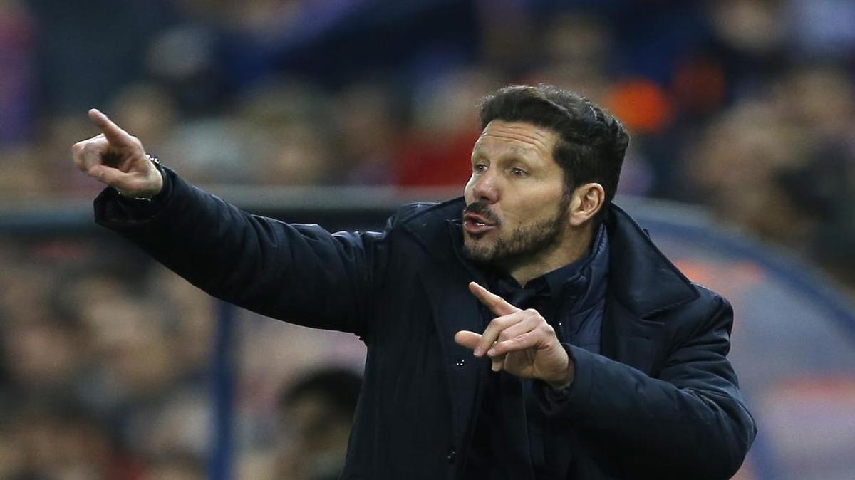 El técnico del Atlético Diego Simeone reparte instrucciones a sus jugadores en el partido de vuelta contra Barcelona en la Liga de Campeones, celebrado el 13 de abril del 2016 en Madrid.