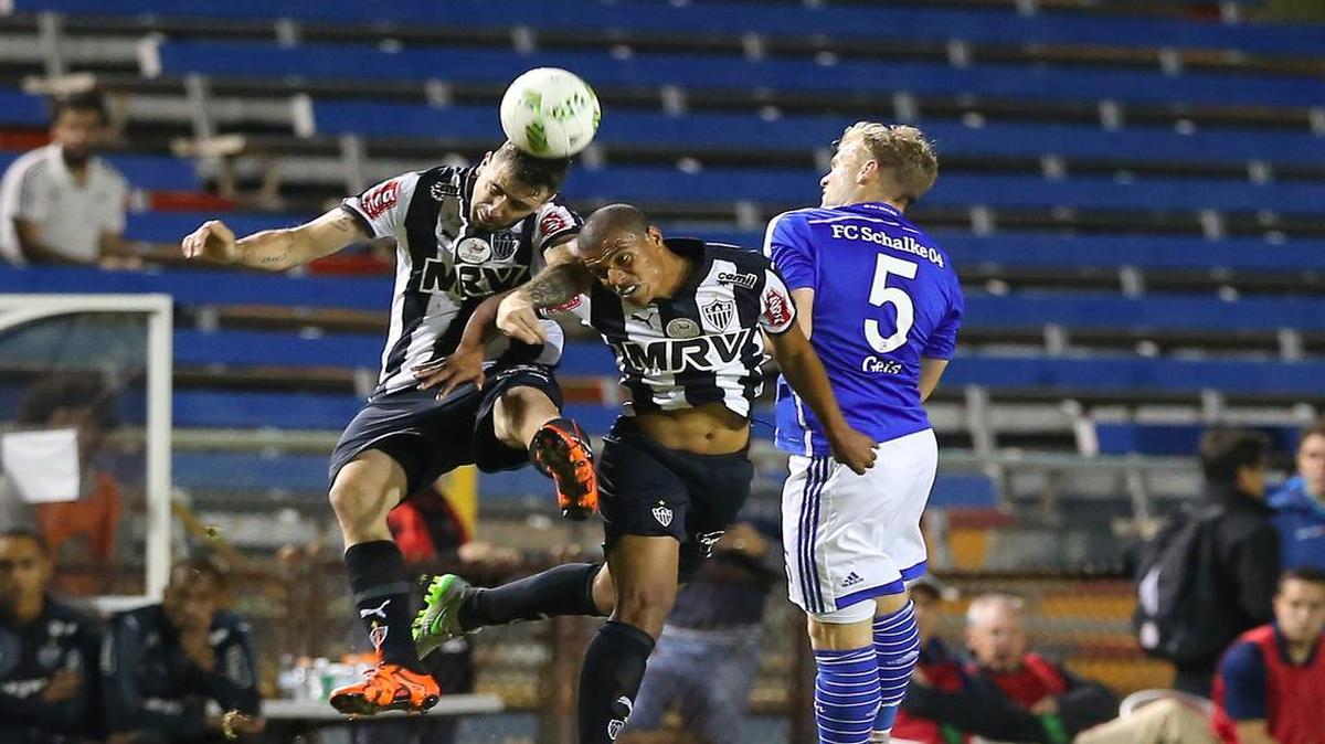 Los jugadores de Atlético Mineiro Lucas Pratto (izq.) y Lucas Cândido (centro) luchan por el balón con el mediocampista del Schalke 04 Johannes Geis, en el partido efectuado el miércoles en Fort Lauderdale, Florida.