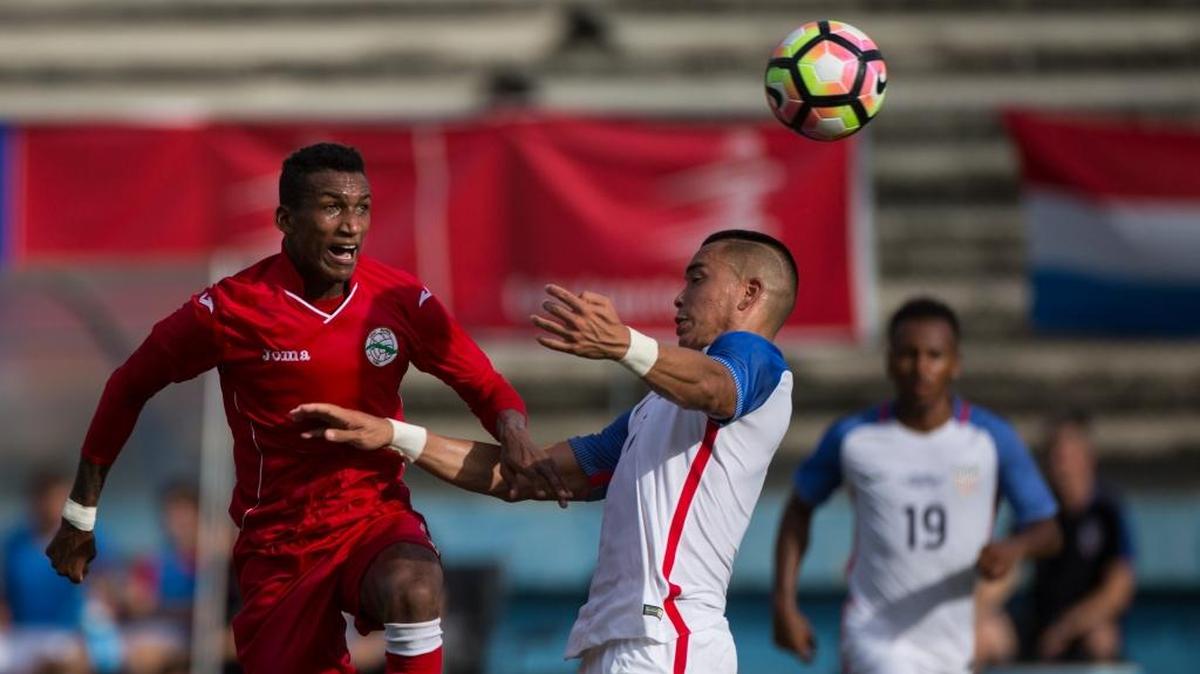 Bobby Wood, de Estados Unidos, conecta de cabeza ante David Urgelles, de Cuba, el viernes 7 de octubre del 2016 en el Estadio Pedro Marrero, en La Habana.