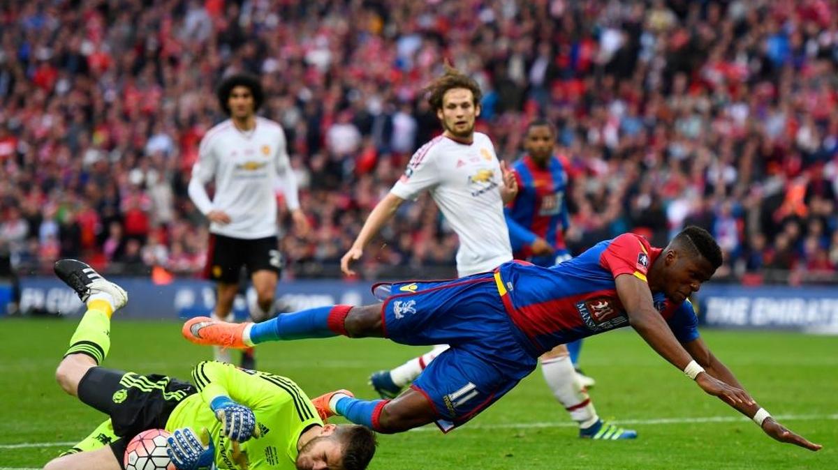 David De Gea, del Manchester United, frena a Wilfried Zaha, del Crystal Palace, en la final de la Copa Inglaterra, en el estadio Wembley, el sábado 21 de mayo del 2016 en Londres.