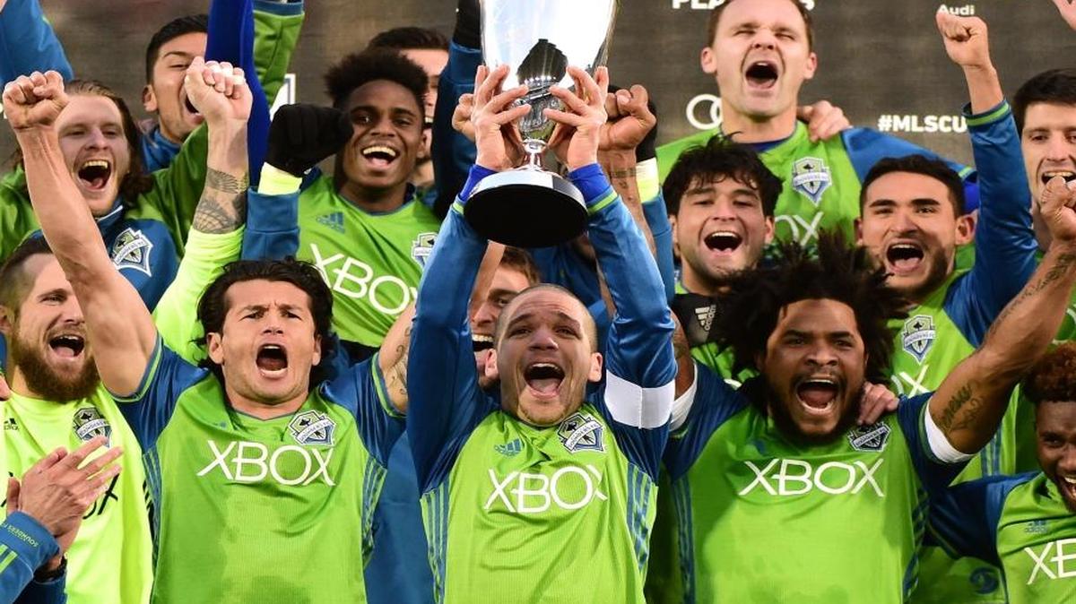 El cubano Osvaldo Alonso, capitán de los Sounders, levanta la Copa del Oeste de la MLS el 27 de noviembre.