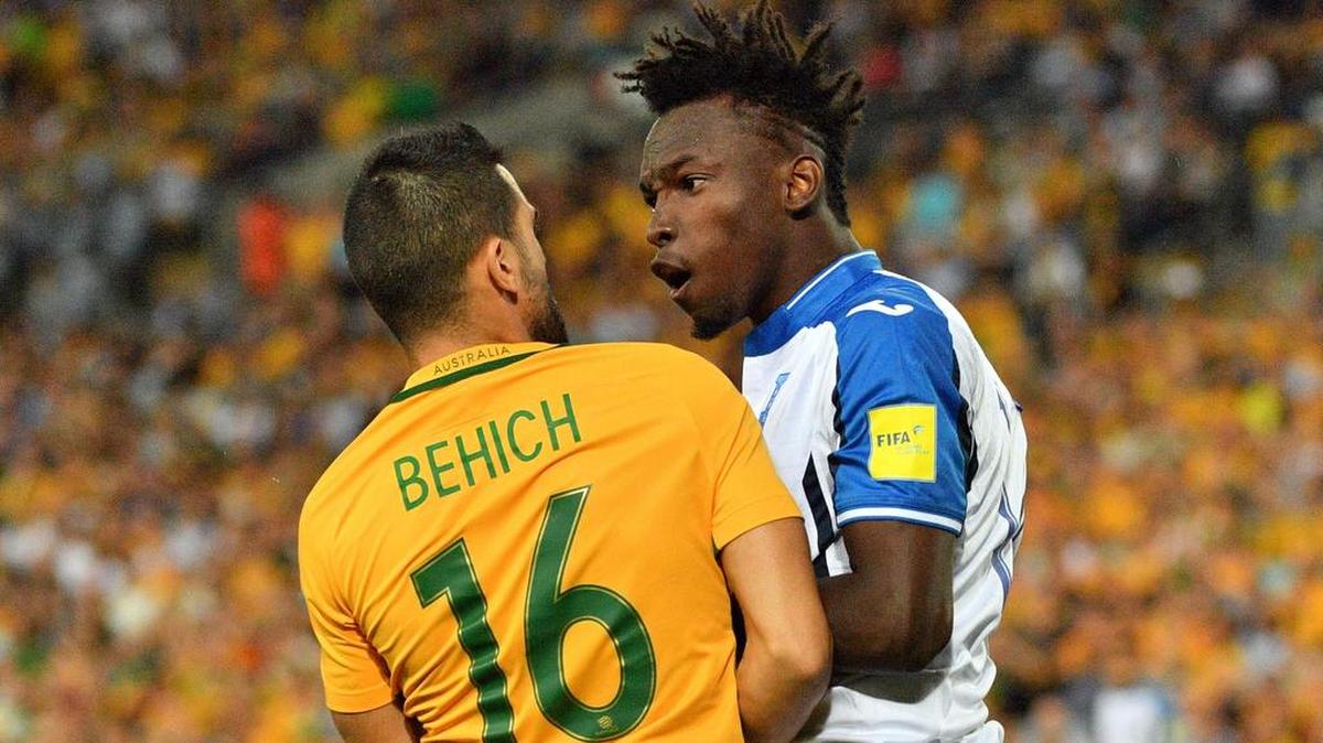 El hondureño Alberth Elis intercambia palabras con el australiano Aziz Behich durante el partido de clasificación de la Copa Mundial 2018 entre Honduras y Australia en Sydney el 15 de noviembre de 2017.