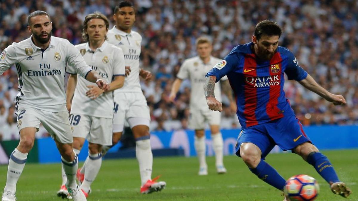 El astro del Barcelona Lionel Messi (der.) dispara a puerta y anota en el último Clásico ante el Real Madrid el 23 de abril en el estadio Santiago Bernabéu, por la liga española.