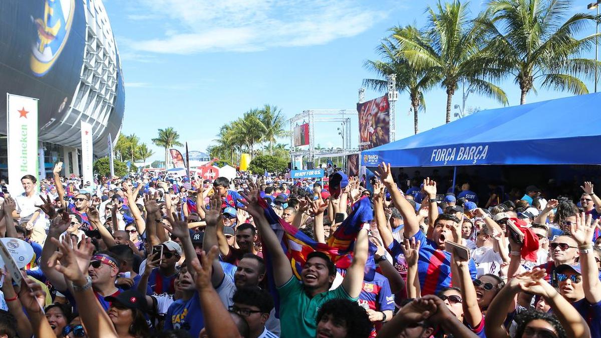 Fanáticos disfrutan de las actividades antes del inicio del Clásico en Miami entre Barcelona y el Real Madrid, el sábado en el Hard Rock Stadium en Miami Gardens.