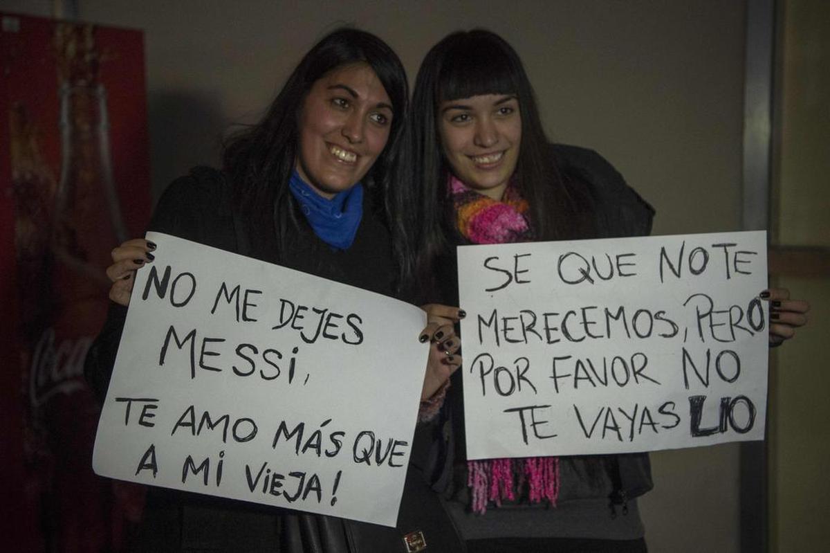 Dos mujeres jóvenes muestran pancartas en solidaridad de Lionel Messi, a la espera de la llegada del equipo de fútbol de la Argentina de la Copa América Centenario celebrado en los Estados Unidos, el 27 de junio de 2016, Buenos Aires.