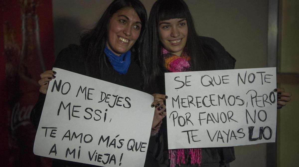 Dos mujeres jóvenes muestran pancartas en solidaridad de Lionel Messi, a la espera de la llegada del equipo de fútbol de la Argentina de la Copa América Centenario celebrado en los Estados Unidos, el 27 de junio de 2016, Buenos Aires.
