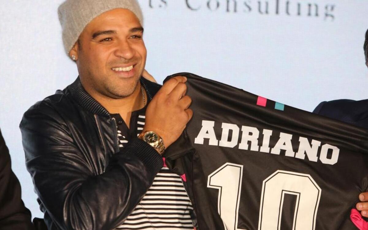 "Emperador" Adriano enseña su nueva camiseta del Miami United FC en una conferencia de prensa efectuada en el W Hotel de Miami Beach el Jueves 10 de Marzo del 2016.
