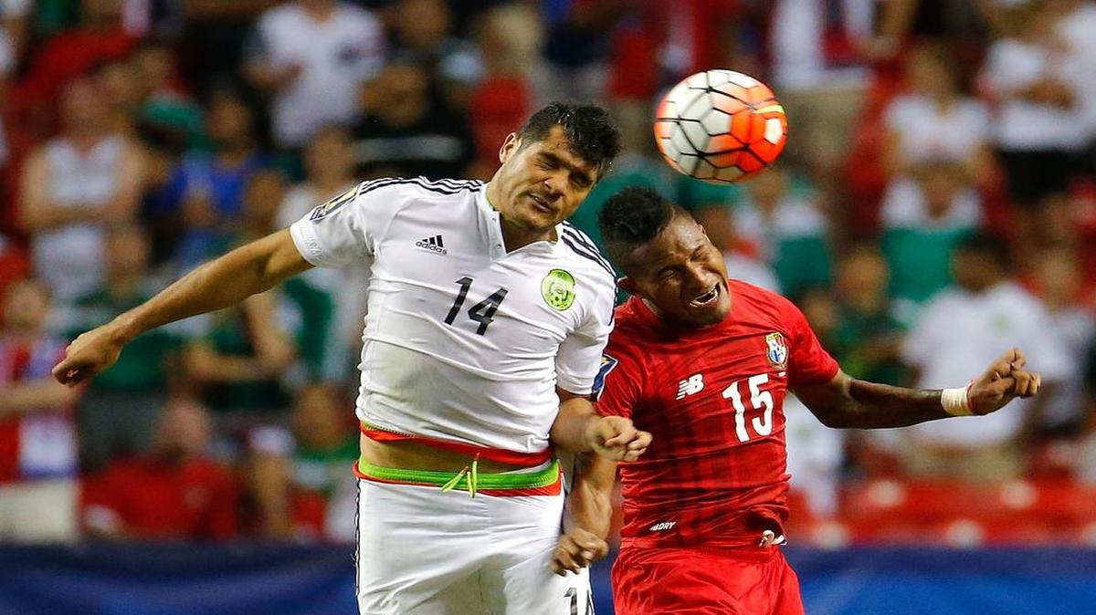 
El jugador de México Javier Orozco (izq.) disputa el balón con el panameño Erick Davis, en el partido de semifinales de la Copa Oro el 22 de julio del 2015 en Atlanta.
