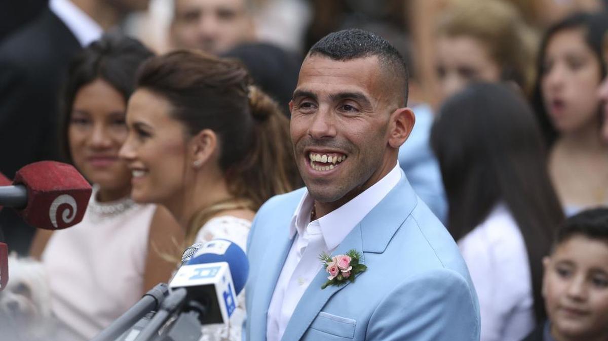 El futbolista del equipo argentino de fútbol Boca Juniors Carlos Tévez (d) sonríe junto a Vanesa Mansilla (i) con quien contrajo matrimonio en una ceremonia civil el jueves 22 de diciembre de 2016, en la localidad de San Isidro, provincia de Buenos Aires.
