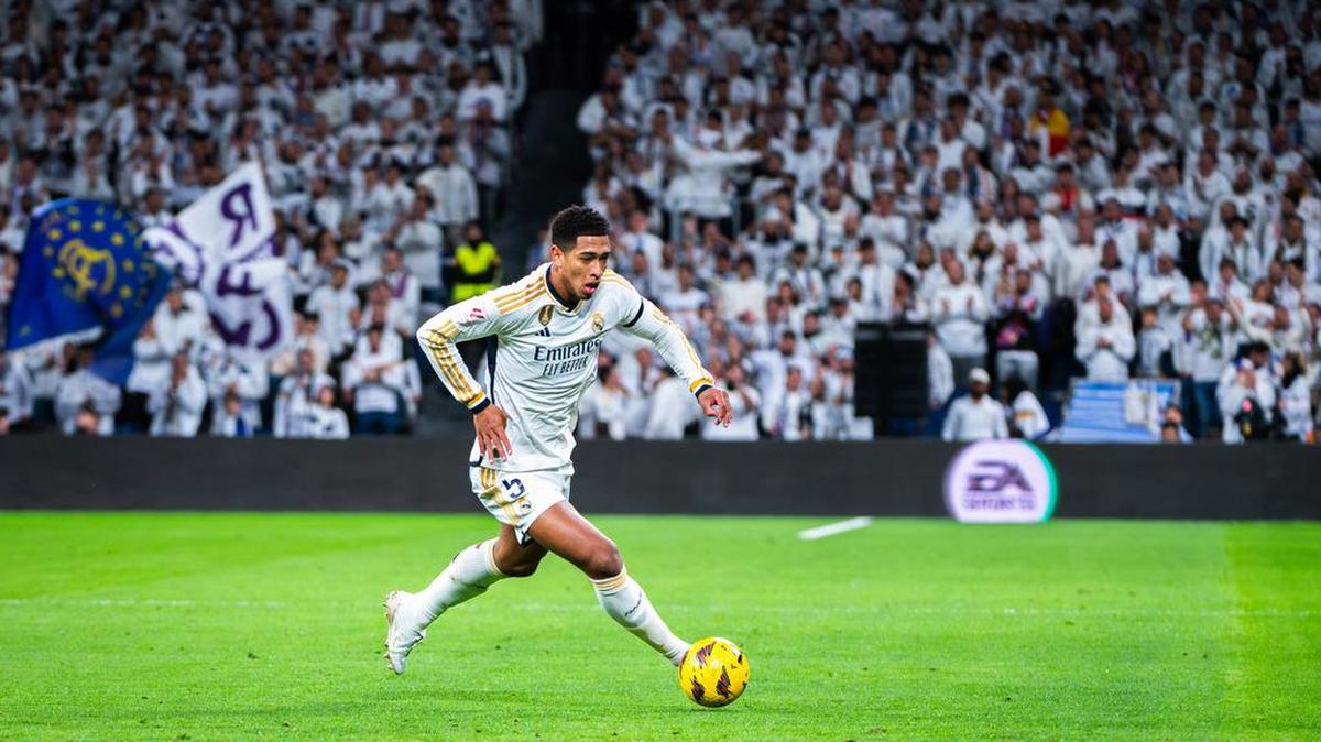 Jude Bellingham, aconduciendo un balón en el Bernabéu ante el Granada, fue autor del gol del Real Madrid en el empate 1-1 ante el Betis este 9 de diciembre es el líder goleador de la la liga con 12 tantos.