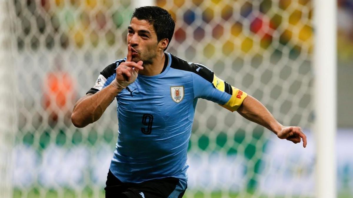 Luis Suárez celebra su gol para Uruguay contra Brasil, en el Pernambuco Arena, en Recife, Brasil, el viernes 25 de marzo del 2016.