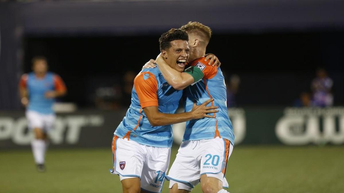 Robert Baggio Kcira (izq.) recibe las felicitaciones de Richie Ryan (20) luego de haber anotado el tercer gol del Miami FC contra el Indy Eleven, la noche del sábado 13 de mayo del 2017 en el Riccardo Silva Stadium (FIU).