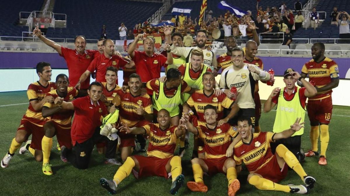 Los Strikers celebran en gran forma luego de haber eliminado al Orlando City en la Copa Lamar Hunt, el miércoles en Orlando.