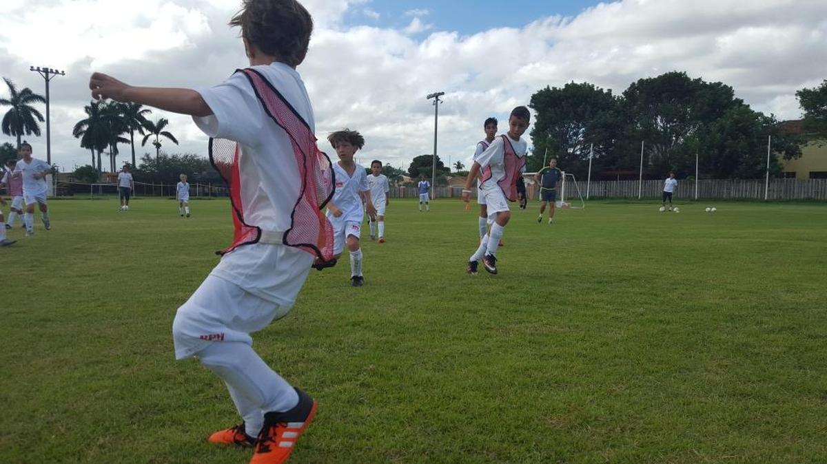 Jóvenes futbolistas aprenden los fundamentos del fútbol en el Big Five, en la clínica del Real Madrid el pasado 25 de noviembre.
