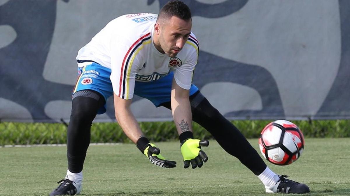 El portero de Colombia David Ospina toma una pelota durante el entrenamiento el lunes 23 de mayo del 2016 en la Florida International University (FIU), en Miami.