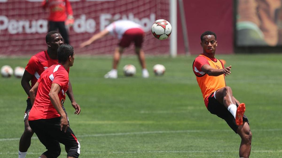 Los jugadores de Perú participan en un entrenamiento en la Villa Deportiva Nacional en Lima, el 13 de noviembre del 2017, con vistas al partido de vuelta en el repechaje mundialista el próximo miércoles.