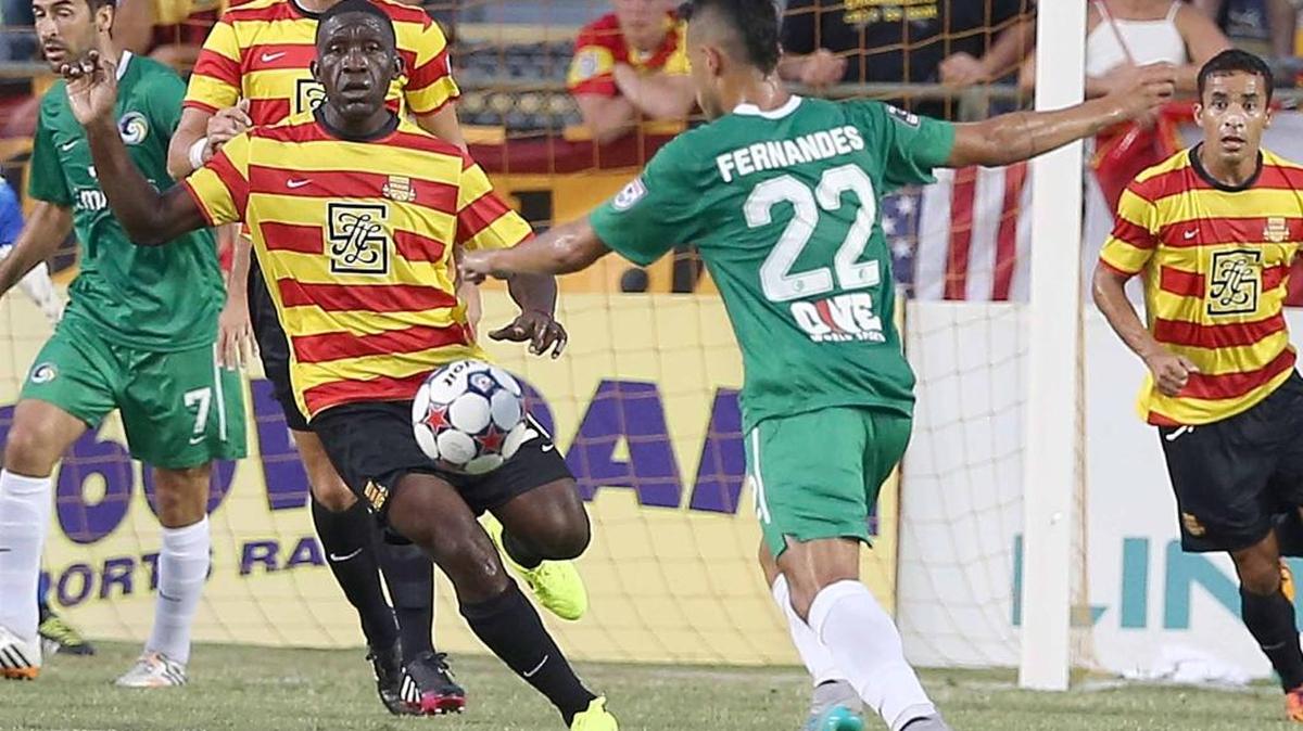 Hendry Thomas, de los Strikers, defiende ante Leonardo Fernandes (22), del Cosmos. Raúl (7) mira, en agosto último.