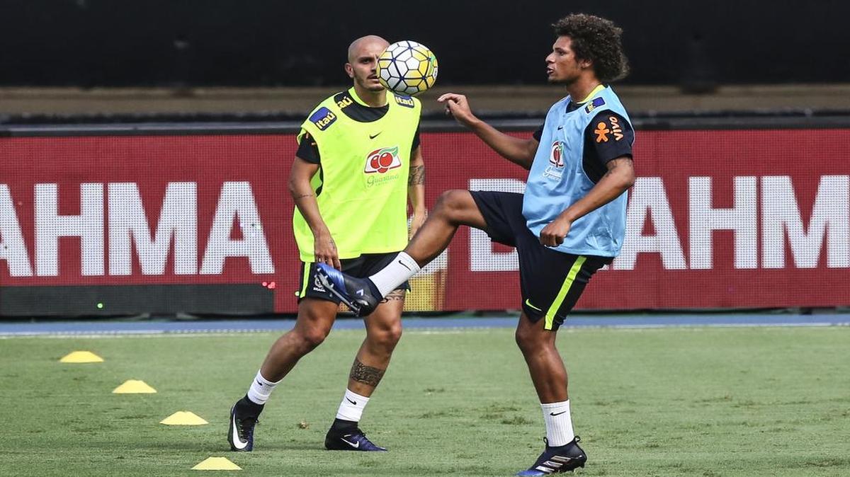 Los jugadores de la selección brasileña Fabio Santos (izq.) y William Aarão participan en un entrenamiento el 24 de enero en Río de Janeiro.