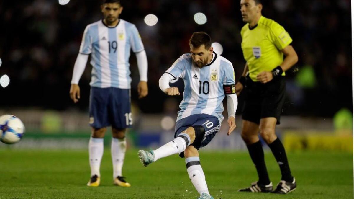Lionel Messi, de Argentina, dispara en el partido contra Venezuela, en Buenos Aires, la noche del martes 5 de septiembre del 2018.
