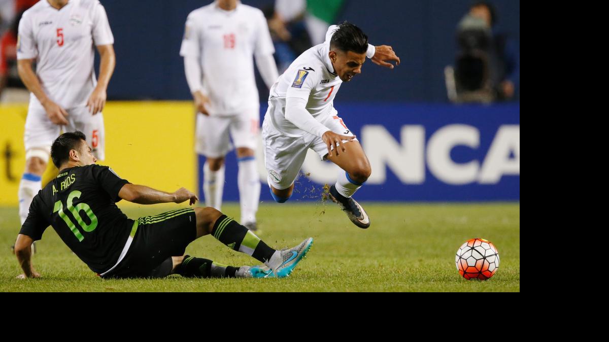 
Darío Suárez, volante del equipo Cuba (der.), burla la marca de Antonio Ríos, de México, el 9 de julio en Chicago.
