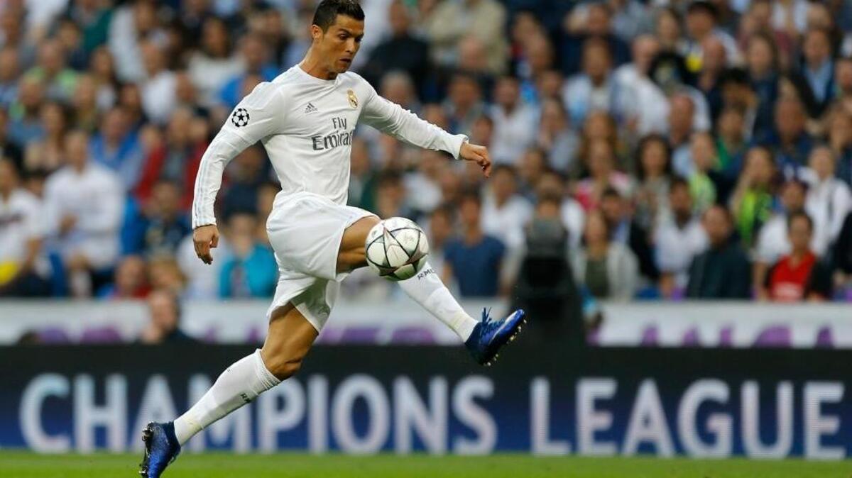 Cristiano Ronaldo, del Real Madrid, controla un balón el 4 de mayo.