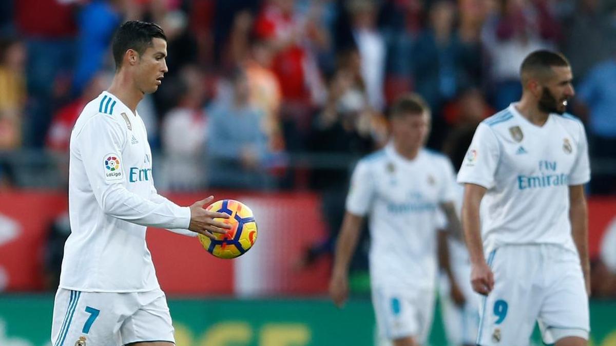 El delantero del Real Madrid Cristiano Ronaldo se dispone a reanudar el juego tras el segundo gol del Girona el 29 de octubre del 2017.