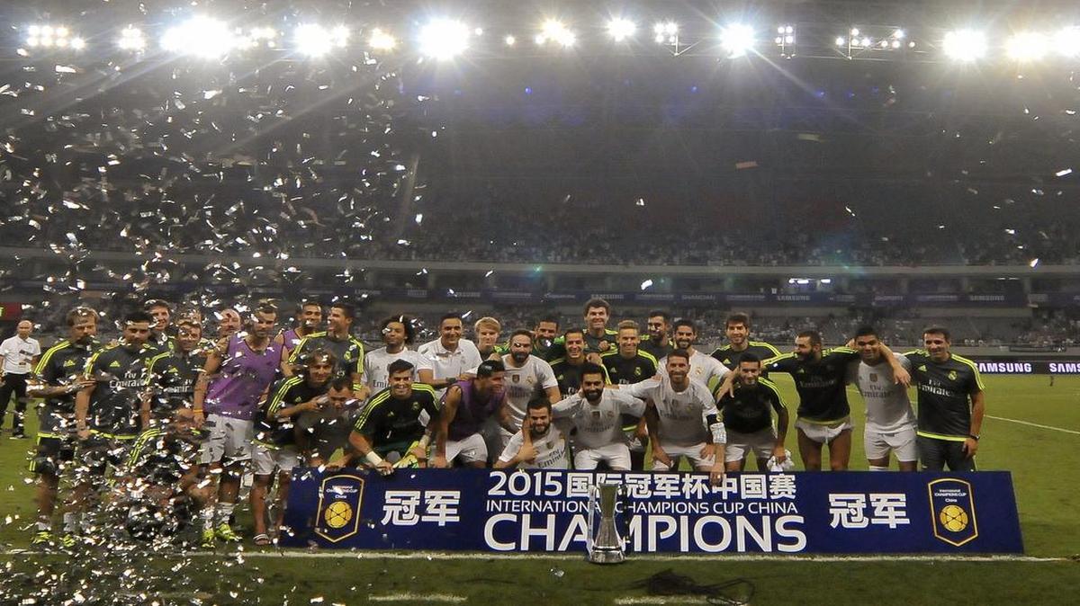
Los jugadores del Real Madrid celebran la victoria tras el partido amistoso ante el AC Milán que ambos equipos disputaron en Shanghai, China hoy 30 de julio de 2015.
