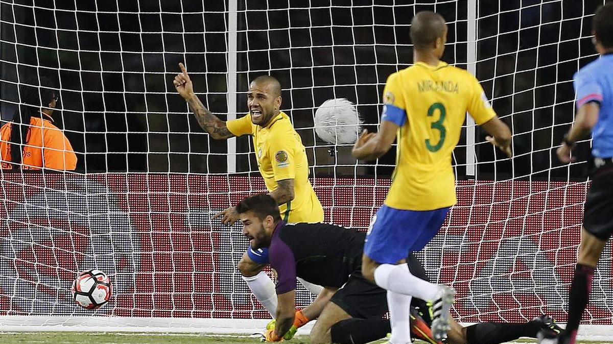 Dani Alves (atrás) y el arquero Allison (c) de Brasil reclaman la validez del gol de Raul Ruidiaz (no en la foto) de Perú hoy, domingo 12 de junio de 2016, en un partido entre Brasil y Perú en el Grupo B de la Copa América Centenario en el estadio Gillete de Foxborough (Estados Unidos).