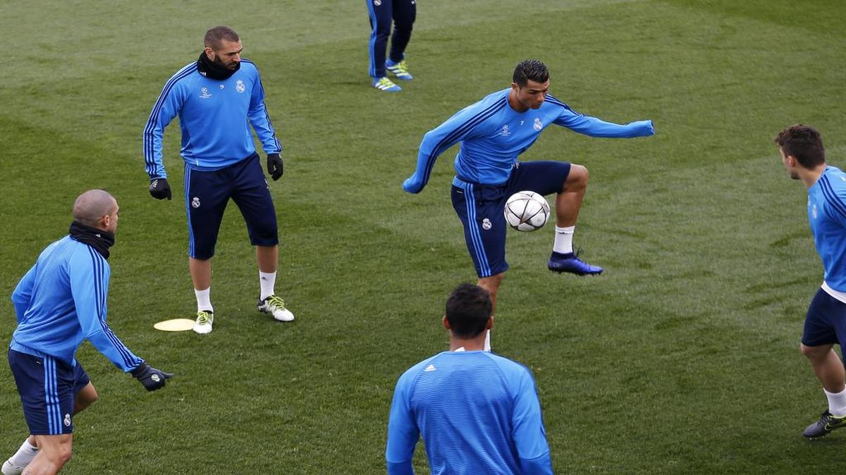Cristiano Ronaldo (centro) domina el balón en un entrenamiento del Real Madrid el lunes 11 de abril del 2016, previo al partido de vuelta contra el Wolfsburgo, en la Liga de Campeones.