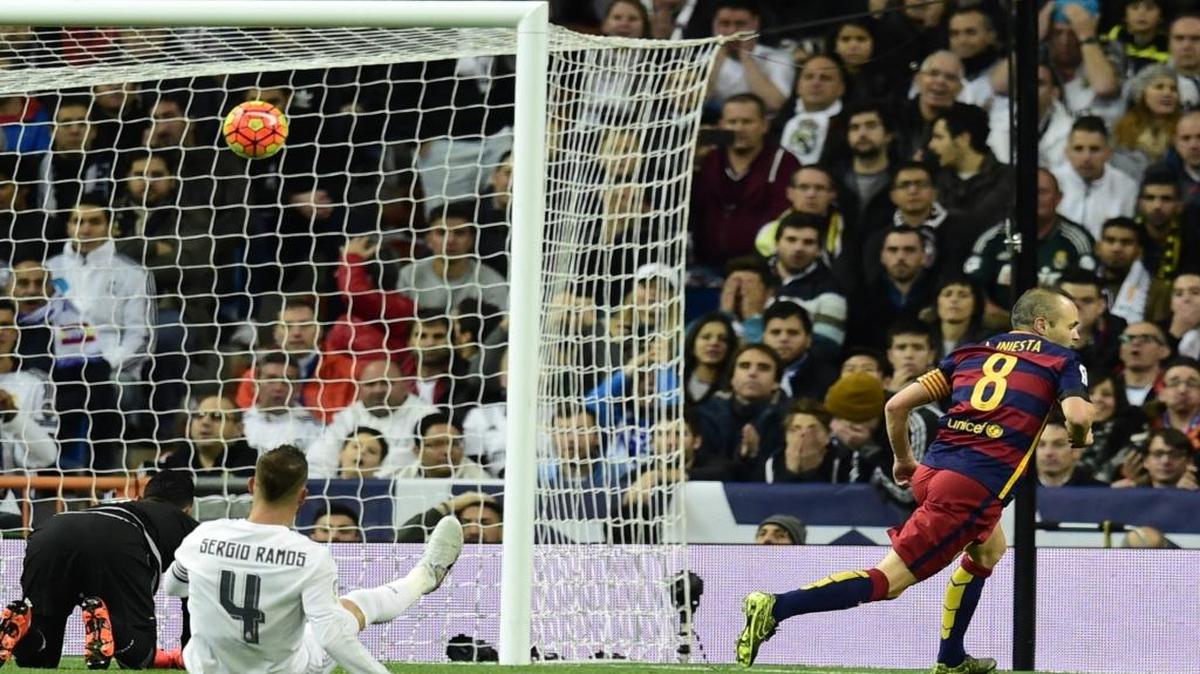 Andres Iniesta (der.) anota el 3-0 del Barcelona contra el Real Madrid el 21 de noviembre.