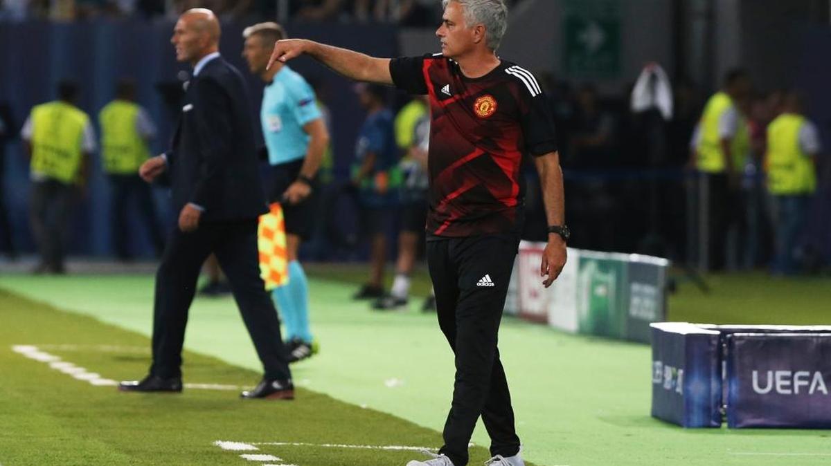 El entrenador del Manchester United José Mourinho (der.) imparte instrucciones cerca del director técnico del Real Madrid Zinedine Zidane, este 8 de agosto por la Supercopa de Europa.