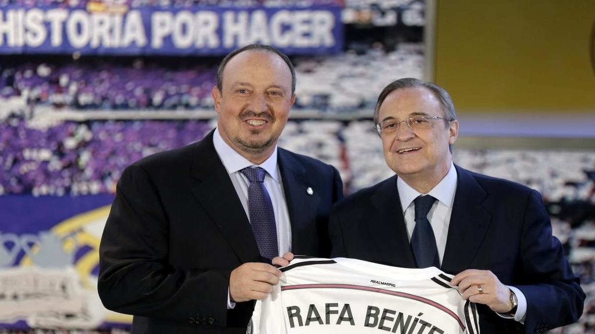 
El entrenador madrileño Rafa Benítez (i), acompañado por el presidente del Real Madrid, Florentino Pérez (d), durante su presentación como nuevo técnico del equipo blanco, en un acto que ha tenido lugar este mediodía en el palco de honor del estadio Santiago Bernabéu. Benítez, procedente del Nápoles, asumirá el banquillo de la primera plantilla para las tres próximas temporadas.
