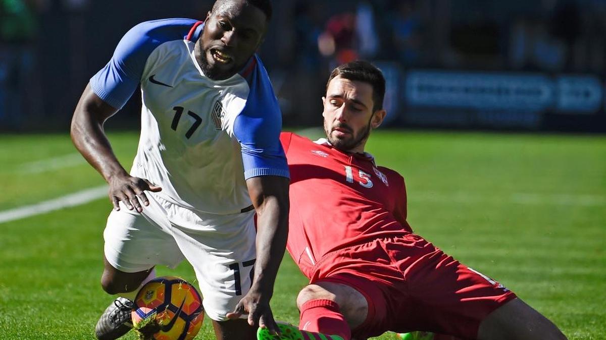 Jozy Altidore (izq.), de Estados Unidos, es derribado por Stephan Panic, de Serbia, el domingo 29 de enero del 2017 en San Diego.