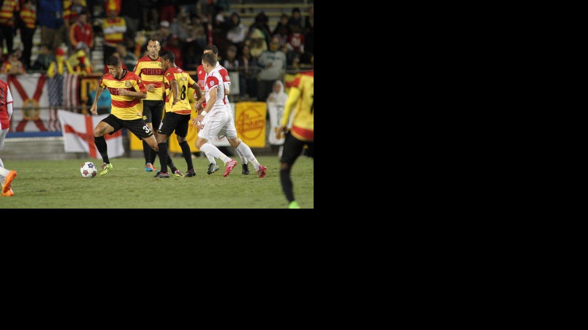 
Rafael Alves, de los Strikers, lleva la pelota cuando su escuadra empató con Ottawa, el 1 de noviembre.
