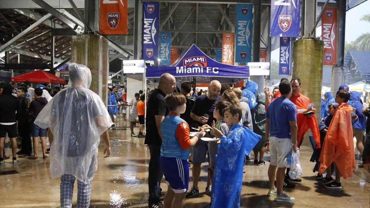El público que asistió al Riccardo Silva Stadium de FIU esperaba el miércoles por el comienzo del partido entre el Miami FC y FC Cincinnati, retrasado por las malas condiciones del tiempo.