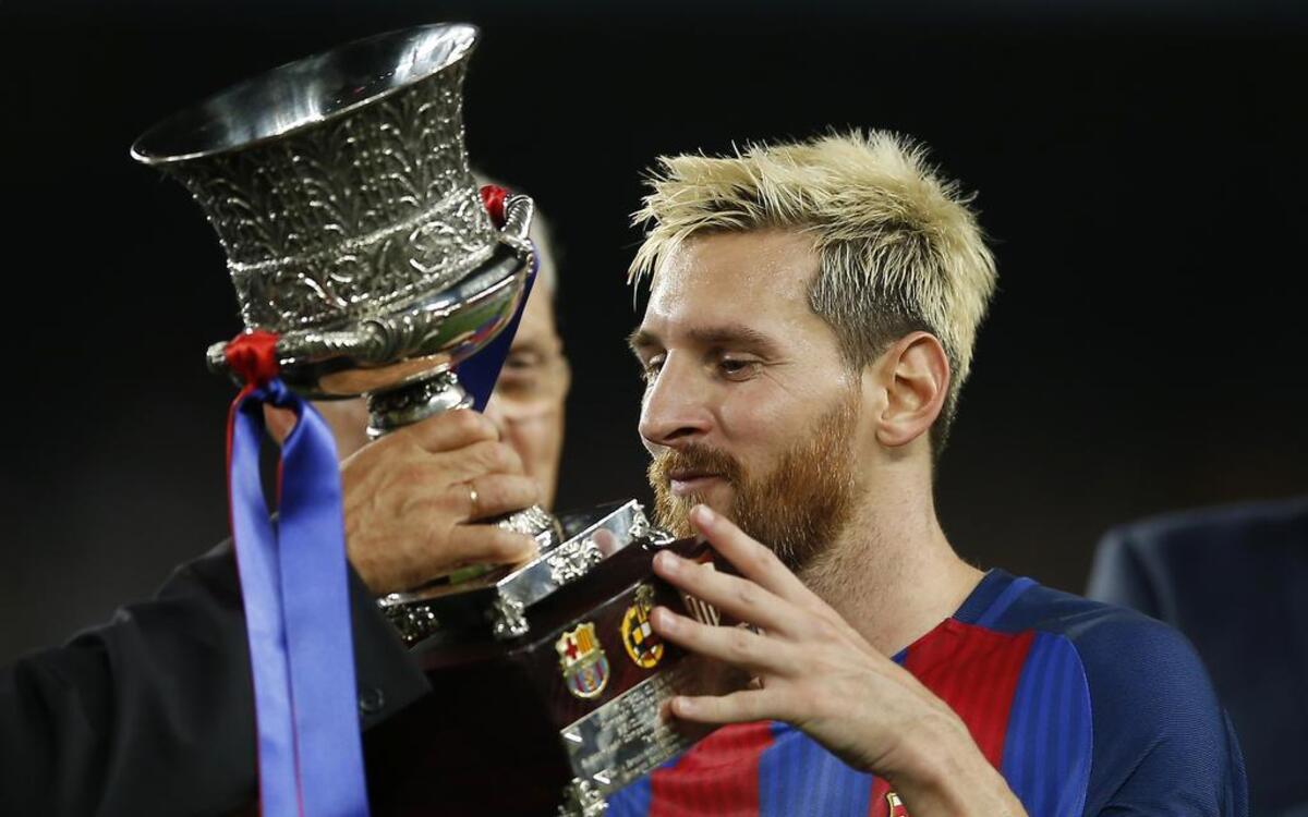 Lionel Messi celebra con el trofeo de la Supercopa de España tras el triunfo de Barcelona ante Sevilla, el 17 de agosto del 2016.