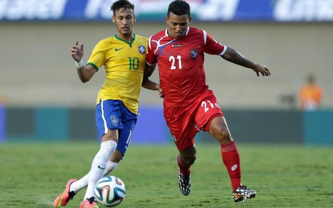 Amílcar Henríquez (21) con la selección de Panamá disputa el balón con Neymar, en un partido amistoso contra Brasil, en el estadio Serra Dourada en Goiania, Brasil, el 3 de junio del 2014. La policía en Panamá dijo que Henriquez fue asesinado a balazos el sábado 15 de abril del 2017.