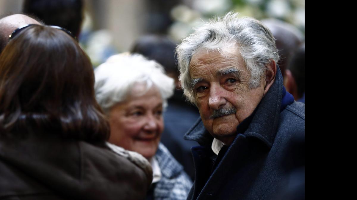 
El expresidente de Uruguay, José Mujica (d), y su esposa, la senadora por el Frente Amplio (FA), Lucía Topolansky (c), asisten al velorio del ex futbolista uruguayo Alcides Ghiggia el  viernes 17 de julio de 2015, durante un homenaje montado en el salón de los Pasos Perdidos, en el Palacio Legislativo, en Montevideo (Uruguay). 